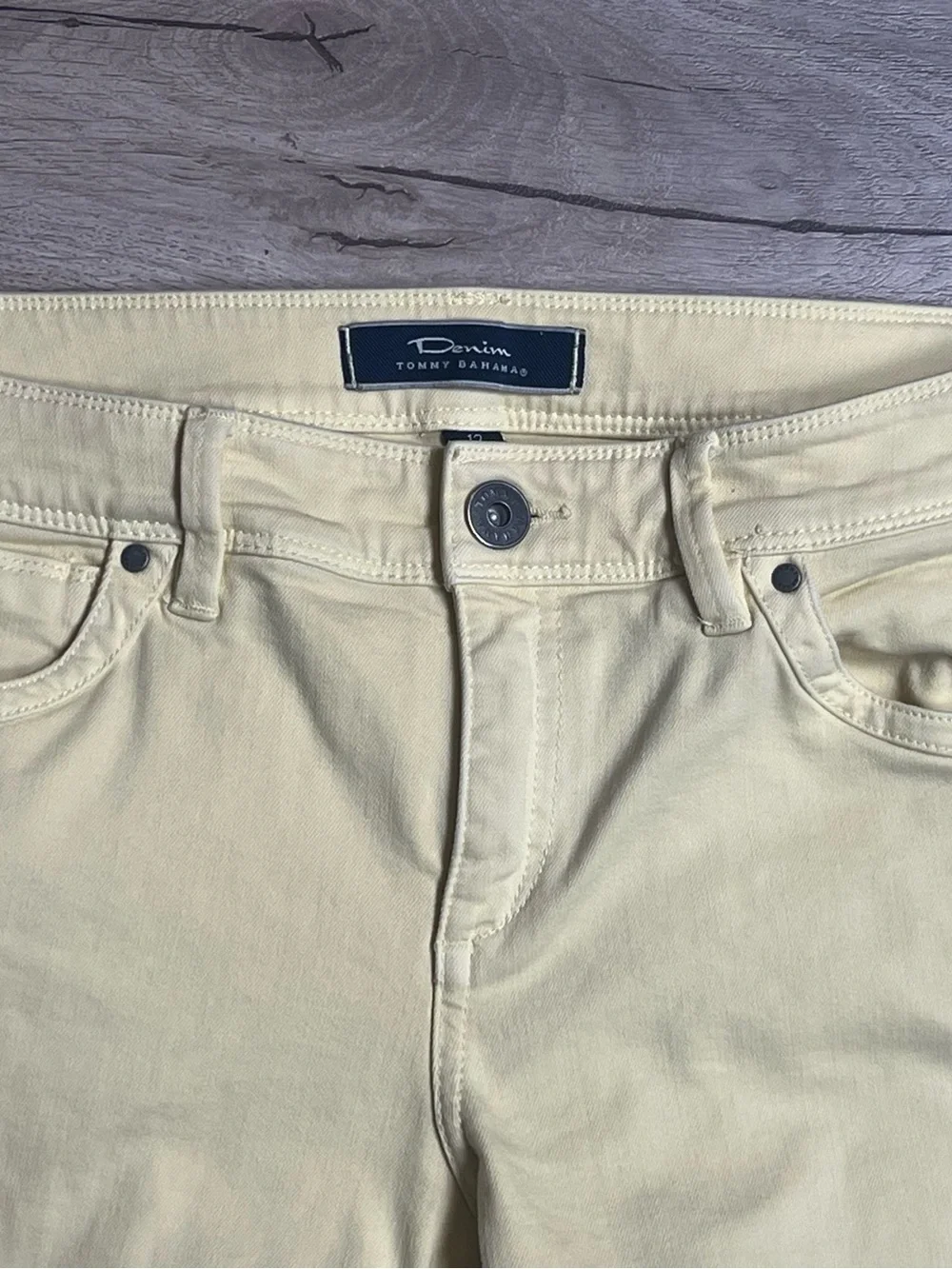 Tommy Bahama Denim Yellow Bermuda Shorts Women’s Size 12 Stretch